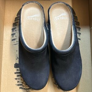 Dansko women’s clog size 36. Black with silver nail head trim. 2 1/2 in heel